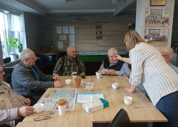 zdjęcie przedstawia Seniorów podczas spotkania z Panią kosmetolog 