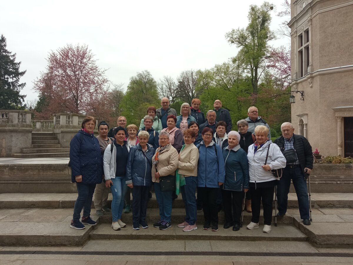 zdjęcie grupowe seniorów 