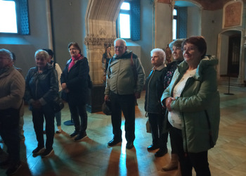 Zdjęcie przedstawia Seniorów w kościele