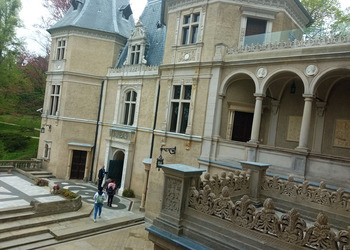 Zdjęcie przedstawia zamek 