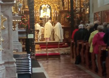 Zdjęcie przedstawia Seniorów w kościele