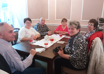 zdjęcie przedstawia Seniorów w restauracji