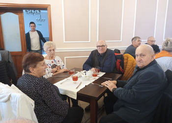 zdjęcie przedstawia Seniorów w restauracji