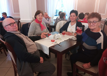 zdjęcie przedstawia Seniorów w restauracji