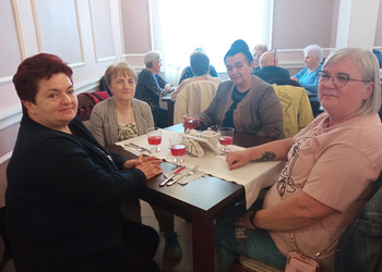 zdjęcie przedstawia Seniorów w restauracji