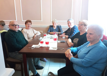 zdjęcie przedstawia Seniorów w restauracji