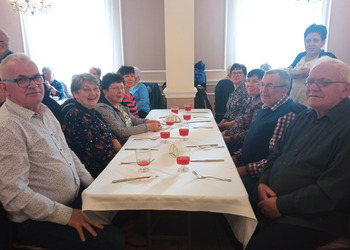 zdjęcie przedstawia Seniorów w restauracji