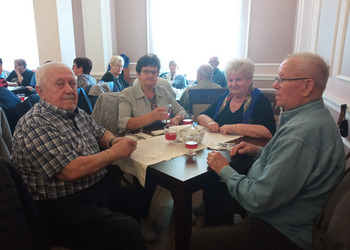 zdjęcie przedstawia Seniorów w restauracji