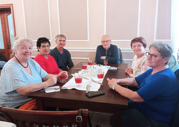 zdjęcie przedstawia Seniorów w restauracji