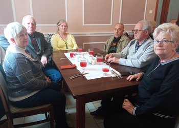 zdjęcie przedstawia Seniorów w restauracji