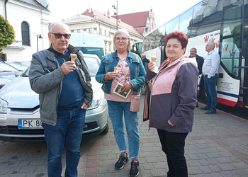zdjęcie przedstawia Seniorów w restauracji