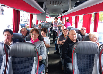 zdjęcie przedstawia Seniorów w autobusie 