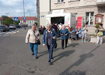 zdjęcie przedstawia Seniorów na wycieczce 