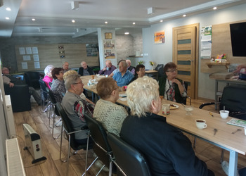 zdjęcie przedstawia seniorów z policjantami 