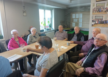 zdjęcie przedstawia seniorów z policjantami 