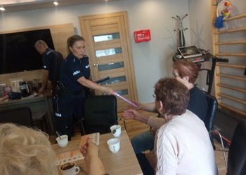 zdjęcie przedstawia seniorów z policjantami 