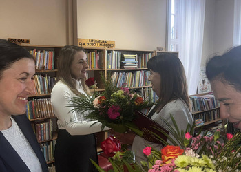 Zdjęcie przedstawia uczestników obchodów dnia Bibliotekarza