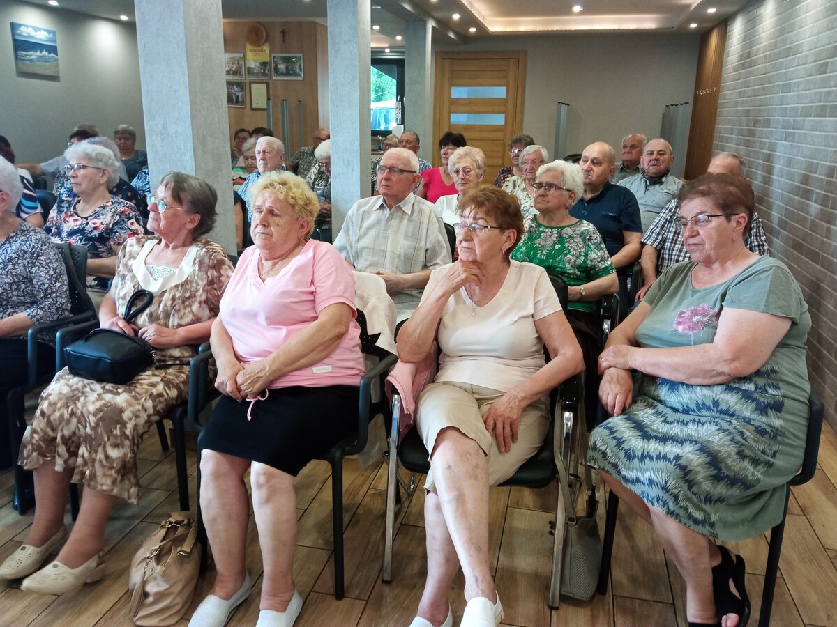 zdjęcie przedstawia Seniorów