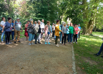 zdjęcie przedstawia grupę seniorów 