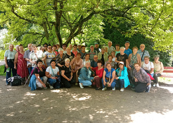 zdjęcie przedstawia grupę seniorów 