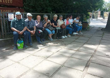 zdjęcie przedstawia grupę seniorów 