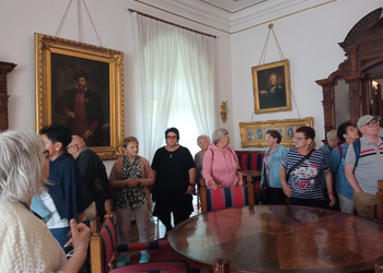 zdjęcie przedstawia grupę seniorów 