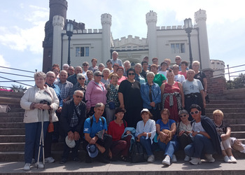 zdjęcie przedstawia grupę seniorów 