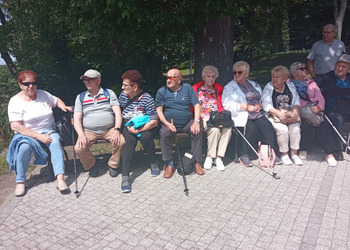 zdjęcie przedstawia grupę seniorów 
