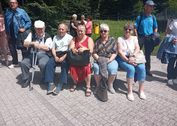 zdjęcie przedstawia grupę seniorów 