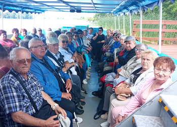 zdjęcie przedstawia grupę seniorów 