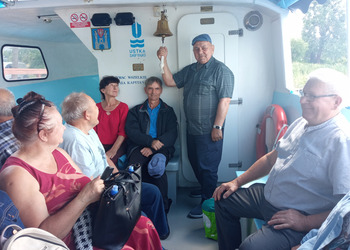 zdjęcie przedstawia grupę seniorów 