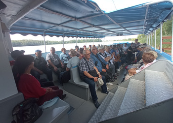 zdjęcie przedstawia grupę seniorów 