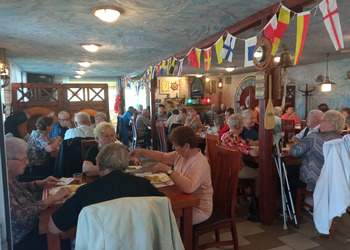 zdjęcie przedstawia grupę seniorów 