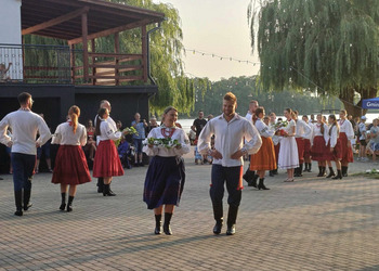 zdjęcie przedstawia występ zespołu ludowego 