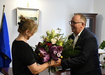zdjęcie przedstawia Wójta składającego życzenia Pani dyrektor