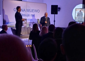 zdjęcie przedstawia zaproszonych gości  składających życzenia 