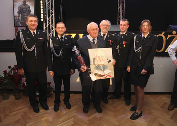 zdjęcie przedstawia zaproszonych gości  składających życzenia 