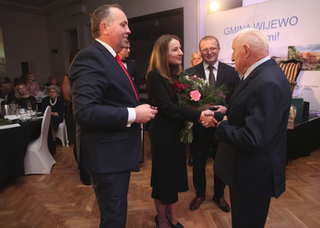 zdjęcie przedstawia zaproszonych gości  składających życzenia 