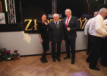 zdjęcie przedstawia zaproszonych gości  składających życzenia 