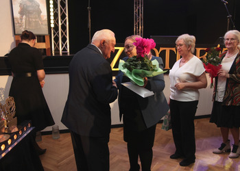 zdjęcie przedstawia zaproszonych gości  składających życzenia 