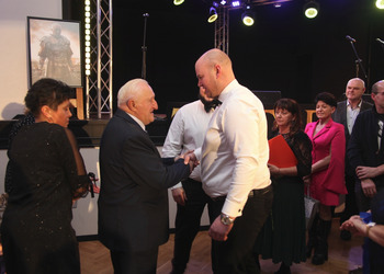 zdjęcie przedstawia zaproszonych gości  składających życzenia 