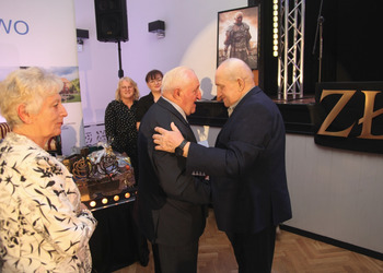 zdjęcie przedstawia zaproszonych gości  składających życzenia 