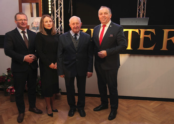 Zdjęcie podczas uroczystego benefisu 