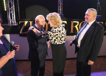 zdjęcie przedstawia starsze osoby składające życzenia 