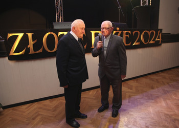 zdjęcie przedstawia zaproszonych gości  składających życzenia 