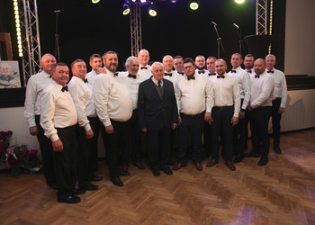 zdjęcie przedstawia starsze osoby składające życzenia 