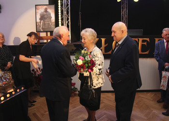 zdjęcie przedstawia starsze osoby składające życzenia 