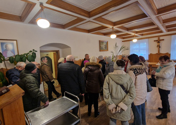 uczestnicy wycieczki zwiedzają klasztor