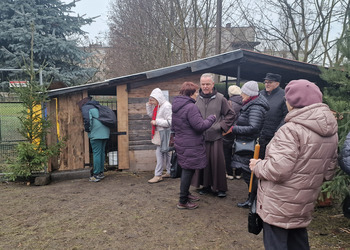 uczestnicy wycieczki zwiedzają klasztor