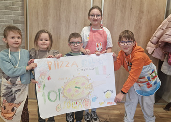 dzieci trzymające wykonany plakat